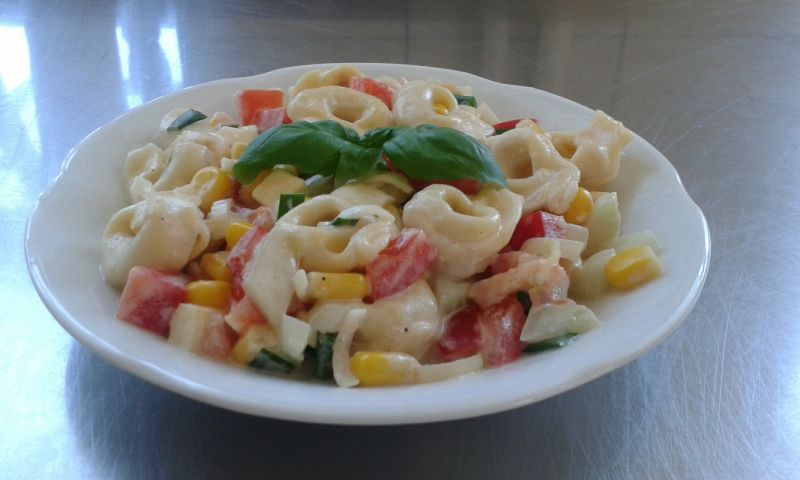 Sałatka z tortellini i serem Sałatka z tortellini i serem