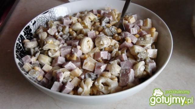 Sałatka z tortellini i szynką Sałatka z tortellini i szynką