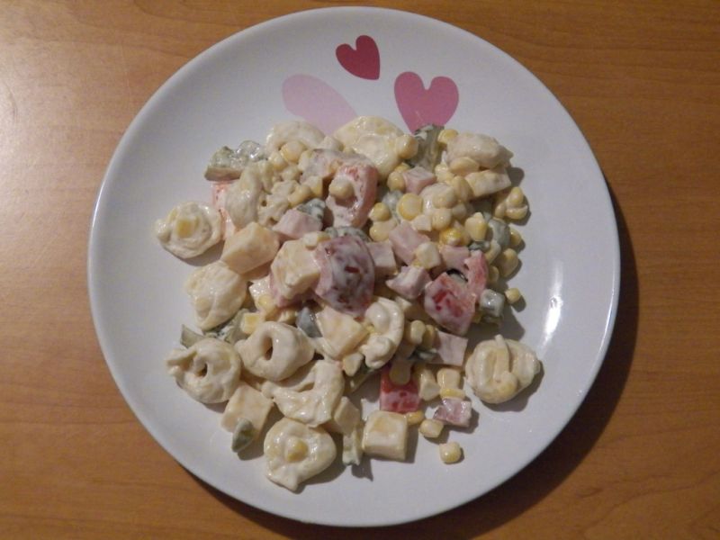 Sałatka z tortellini i szynką  Sałatka z tortellini i szynką