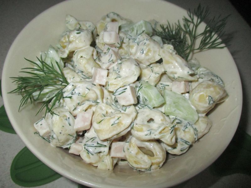 Sałatka z tortellini i szynką Sałatka z tortellini i szynką