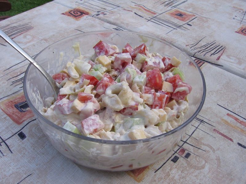 Sałatka z tortellini i żółtym serem