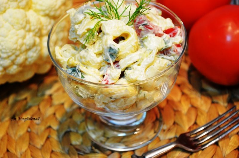 Sałatka z tortellini, kalafiora i papryki