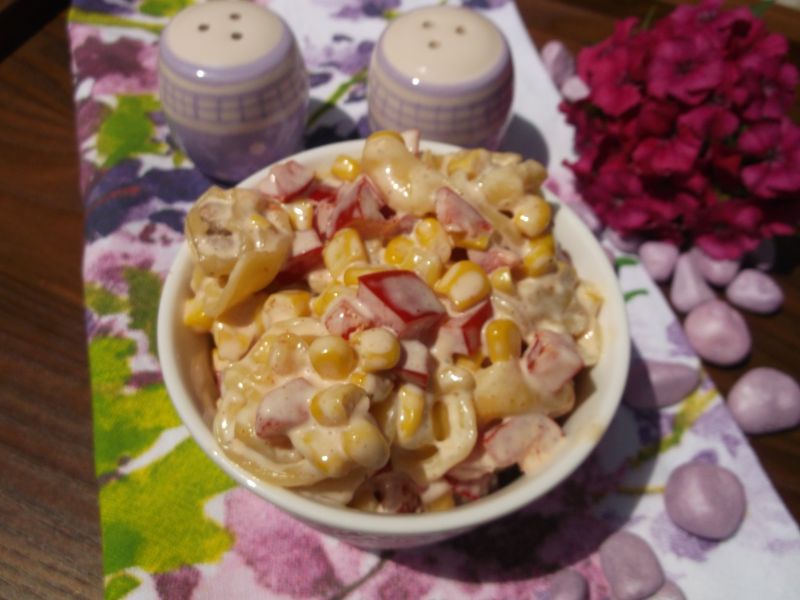 Sałatka z tortellini,kukurydzy i papryki