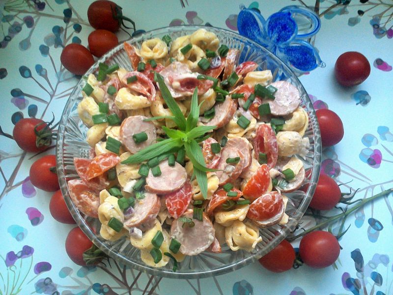 Sałatka z tortellini, pieczarek, warzyw i kiełbasy Sałatka z tortellini, pieczarek, warzyw i kiełbasy