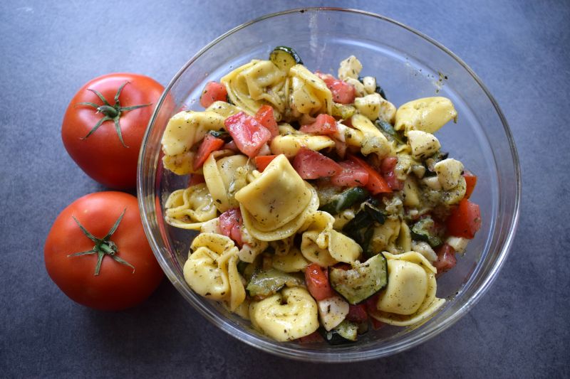Sałatka z tortellini, pieczoną cukinią i mozarellą