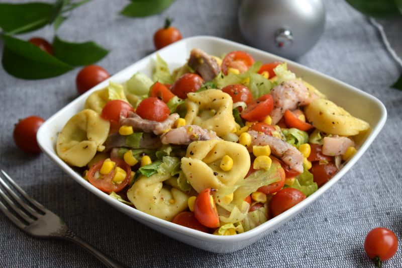 Sałatka z tortellini, pomidorkami i śledziem Sałatka z tortellini, pomidorkami i śledziem