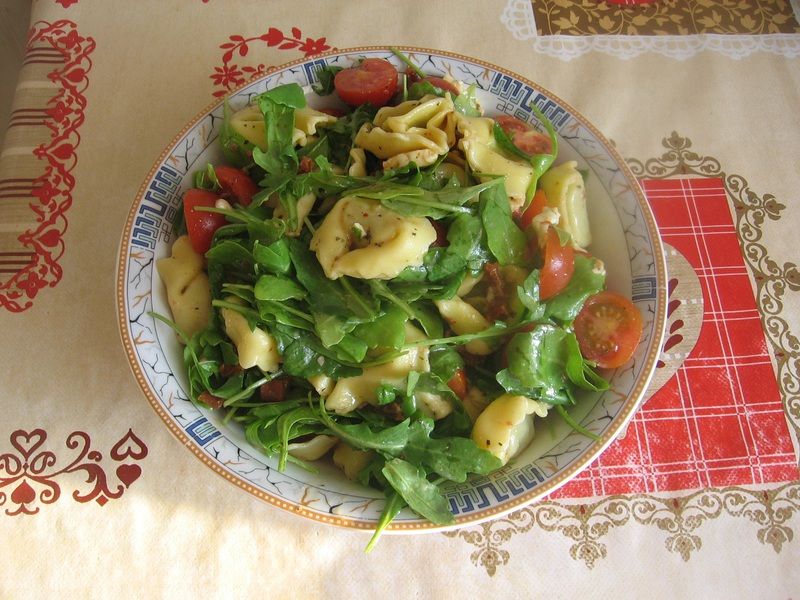 Sałatka z tortellini, suszonymi pomidorami i fetą Sałatka z tortellini, suszonymi pomidorami i fetą