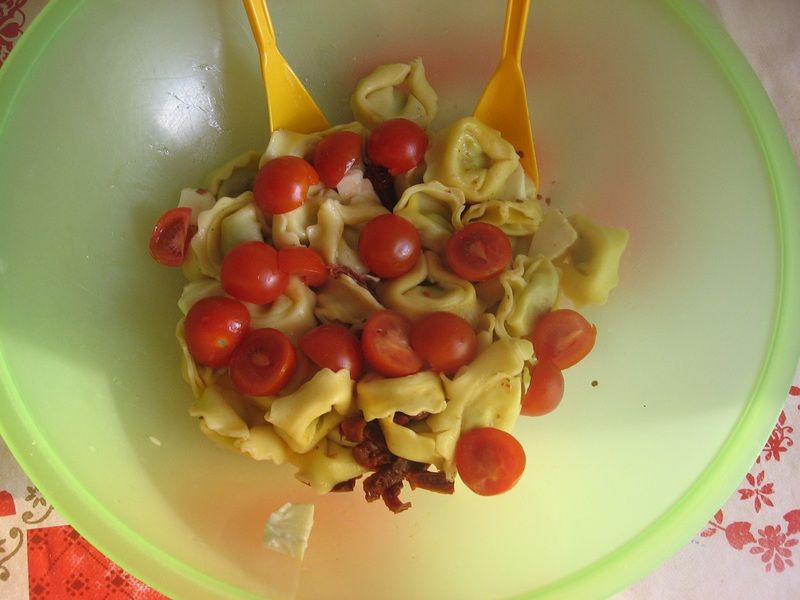 Sałatka z tortellini, suszonymi pomidorami i fetą