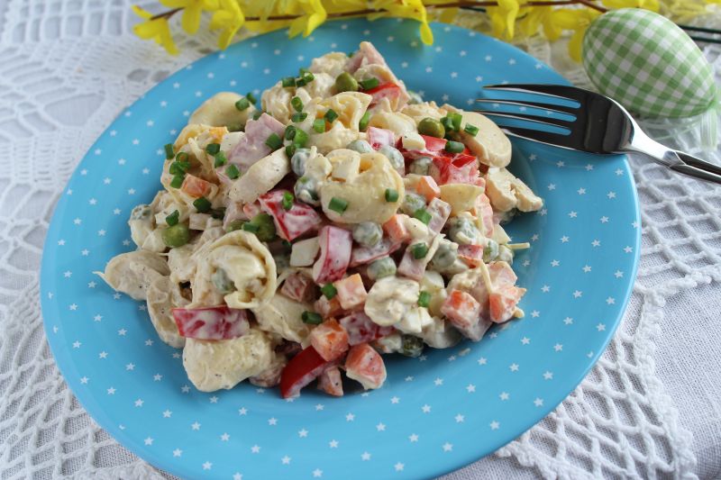 Sałatka z tortellini, szynką i warzywami Sałatka z tortellini, szynką i warzywami