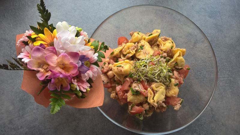 Sałatka z tortellini, tuńczykiem i ciecierzycą