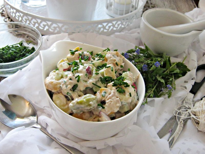 Sałatka z tortellini, tuńczykiem i szczypiorkiem Sałatka z tortellini, tuńczykiem i szczypiorkiem