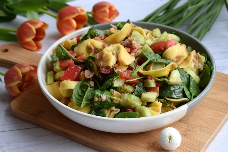 Sałatka z tortellini, tuńczykiem i szpinakiem Sałatka z tortellini, tuńczykiem i szpinakiem