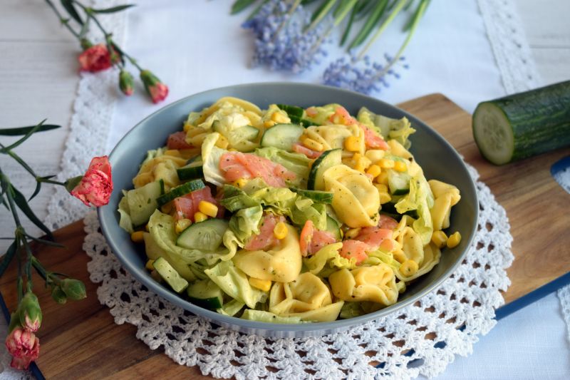 Sałatka z tortellini, wędzonym łososiem i sałatą