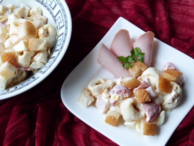 Sałatka z tortellini z czosnkowymi grzankami Sałatka z tortellini z czosnkowymi grzankami