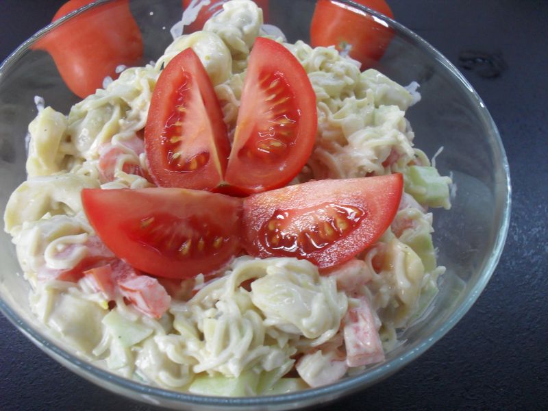 Sałatka z tortellini z makaronem