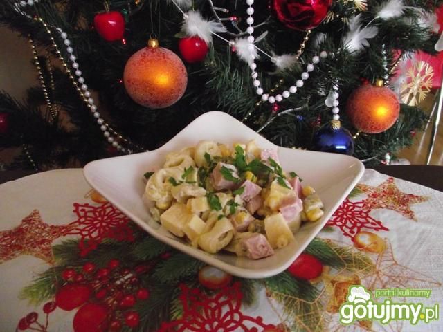 Sałatka z tortellini z mięsem  Sałatka z tortellini z mięsem