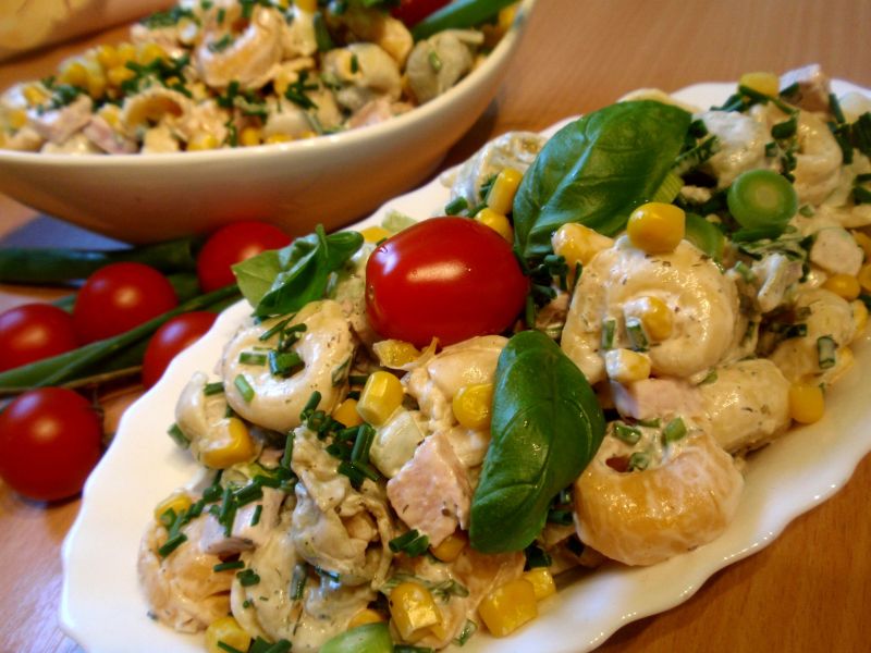 Sałatka z tortellini z zielonym ogórkiem  Sałatka z tortellini z zielonym ogórkiem