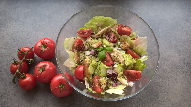 Sałatka z trewalem i pomidorkami koktajlowymi