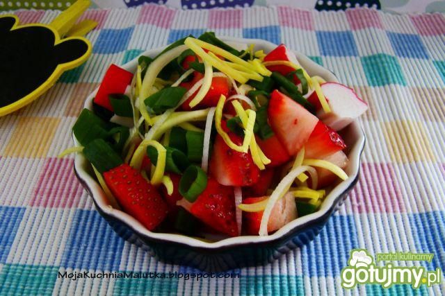 Sałatka z truskawek i surimi