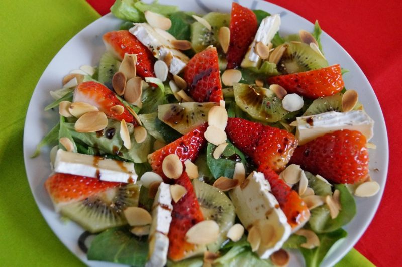 Sałatka z truskawką i kiwi Sałatka z truskawką i kiwi