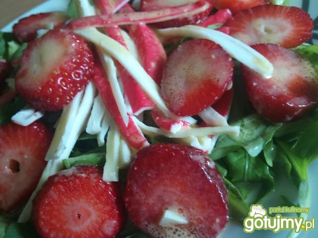 Sałatka z truskawką i surimi Sałatka z truskawką i surimi