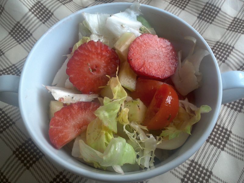 Sałatka z truskawkami