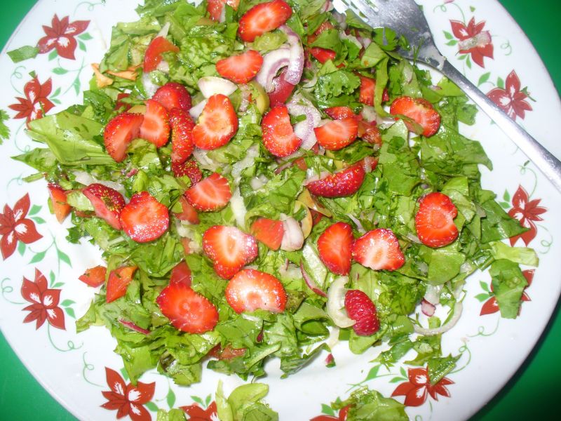 Sałatka z truskawkami