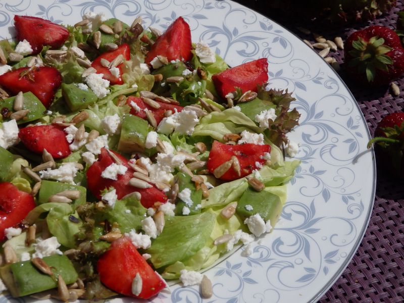 Sałatka z truskawkami i awokado