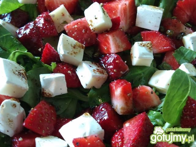 Sałatka z truskawkami i camembertem