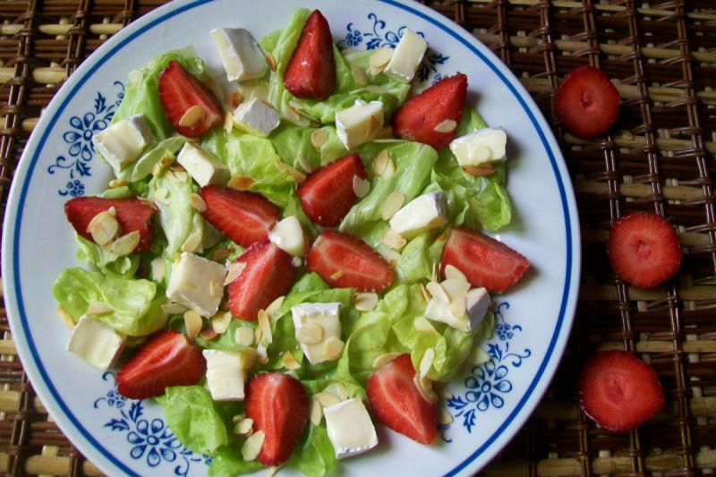 Sałatka z truskawkami i camembertem Sałatka z truskawkami i camembertem