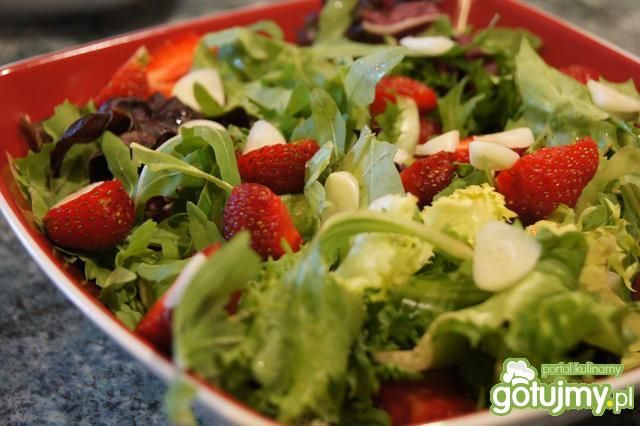 Sałatka z truskawkami i czosnkiem Sałatka z truskawkami i czosnkiem
