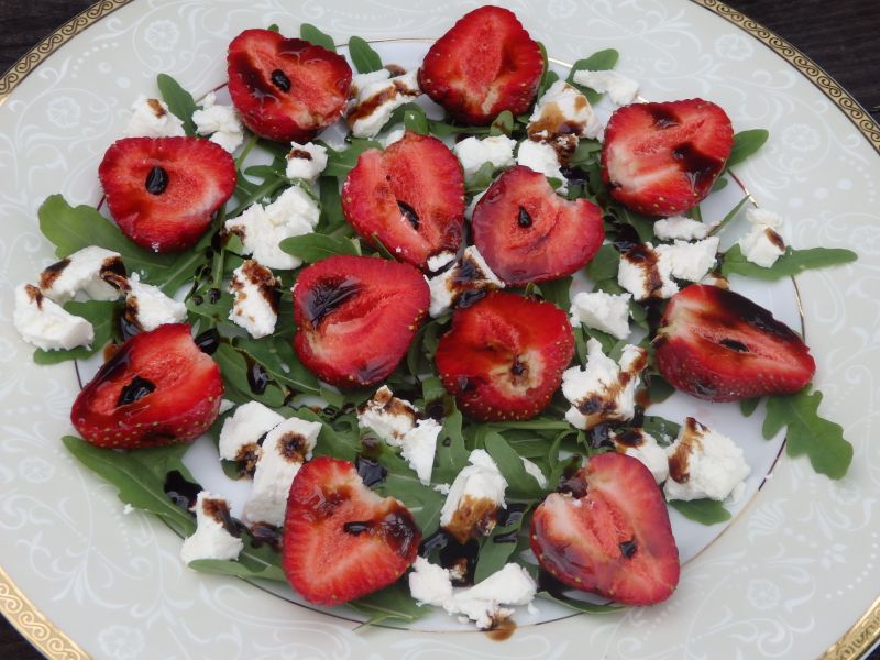 Sałatka z truskawkami i fetą na rukoli