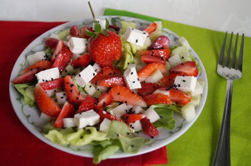 Sałatka z truskawkami i kalarepką Sałatka z truskawkami i kalarepką