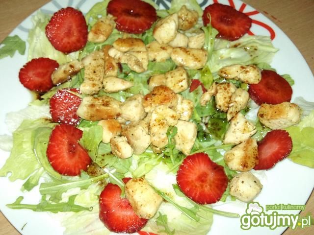 Sałatka z truskawkami i kurczakiem