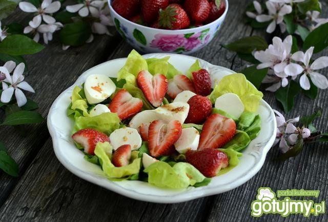Sałatka z truskawkami i mozzarellą