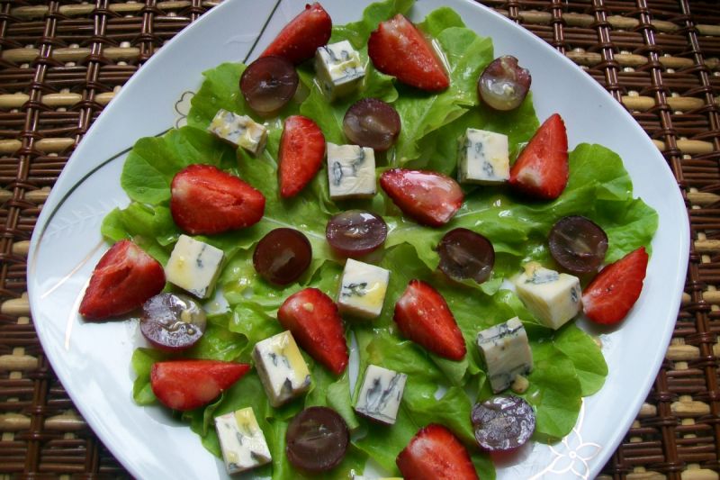Sałatka z truskawkami i serem blue