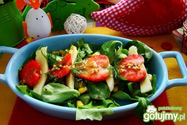 Sałatka z truskawkami i serem żółtym Sałatka z truskawkami i serem żółtym