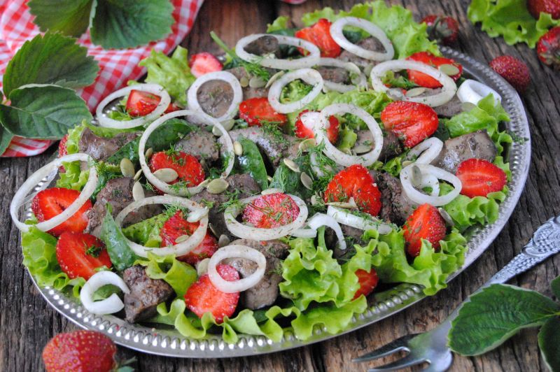Sałatka z truskawkami i wątróbką