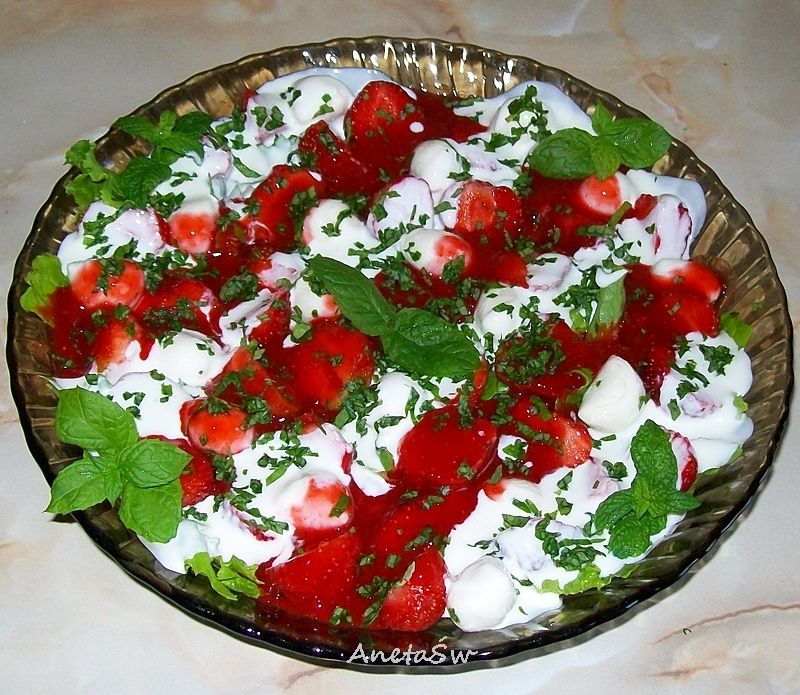 Sałatka z truskawkami na słodko Sałatka z truskawkami na słodko