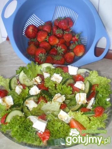 Sałatka z truskawkami, ogórkiem i fetą