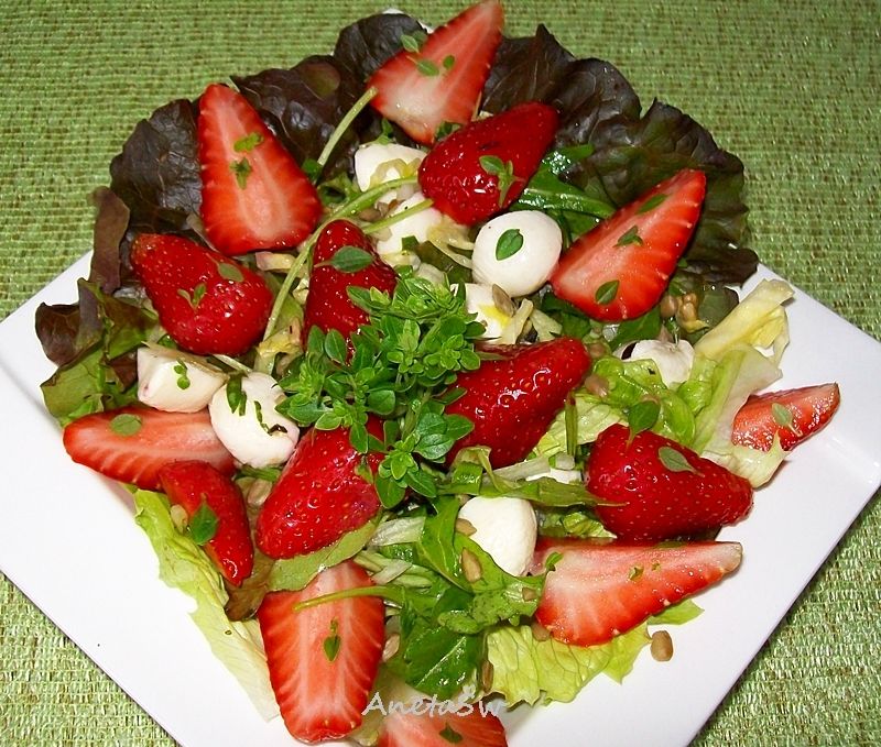 Sałatka z truskawkami, rukolą i słonecznikiem Sałatka z truskawkami, rukolą i słonecznikiem