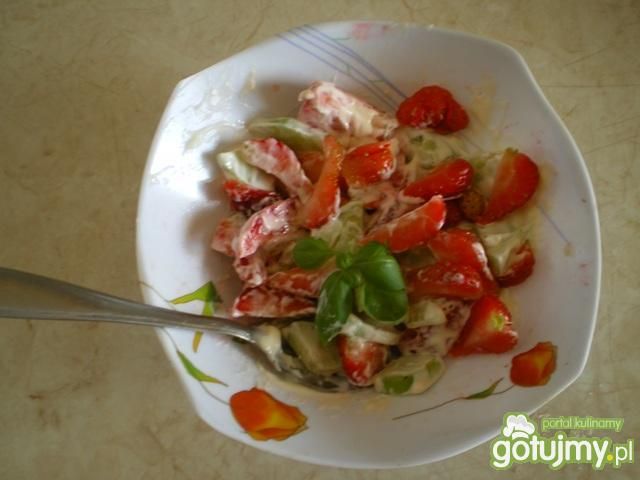 Sałatka z truskawkami, serem