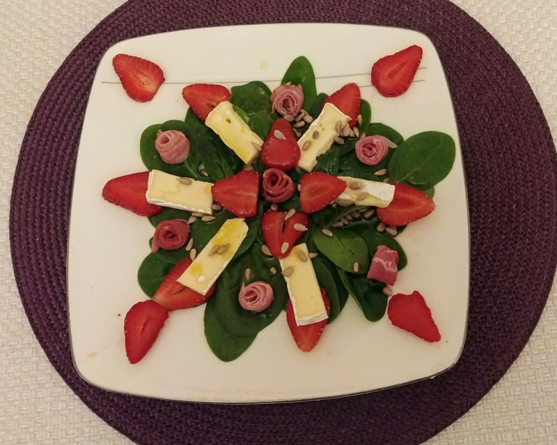 Sałatka z truskawkami, szpinakiem i serem brie Sałatka z truskawkami, szpinakiem i serem brie