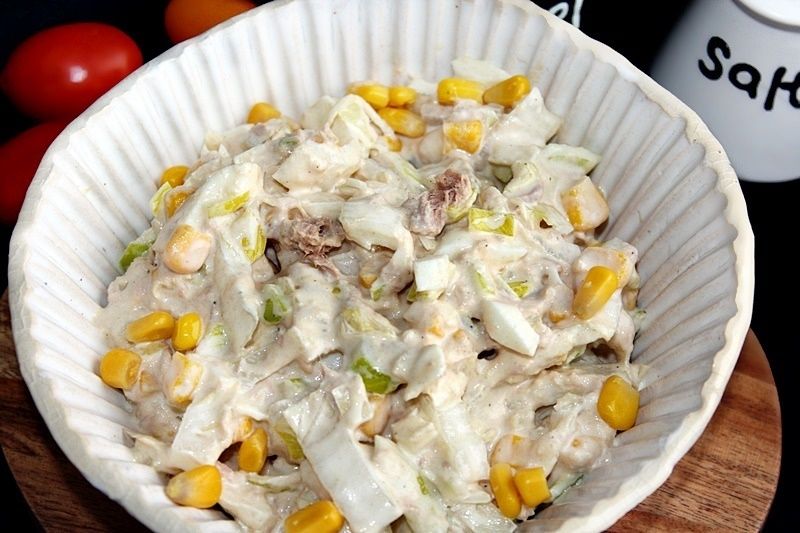 Sałatka z tuńczyka, jajek i kapusty pekińskiej