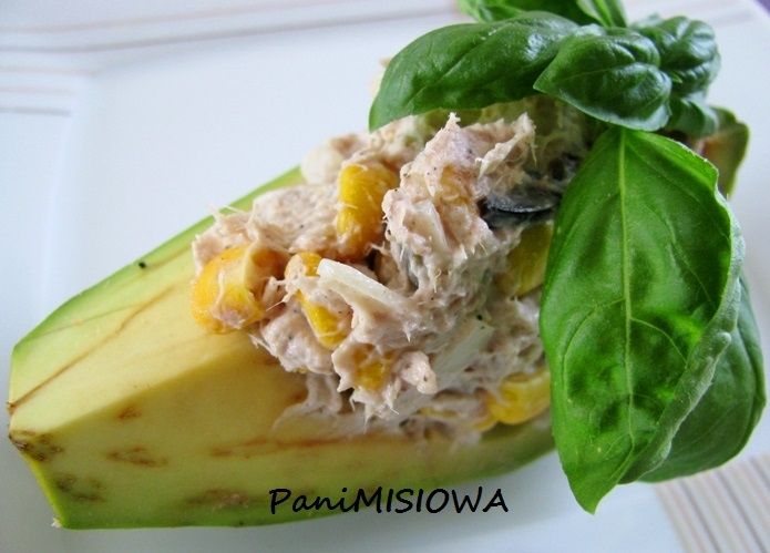 Sałatka z tuńczyka w łódeczkach z awokado