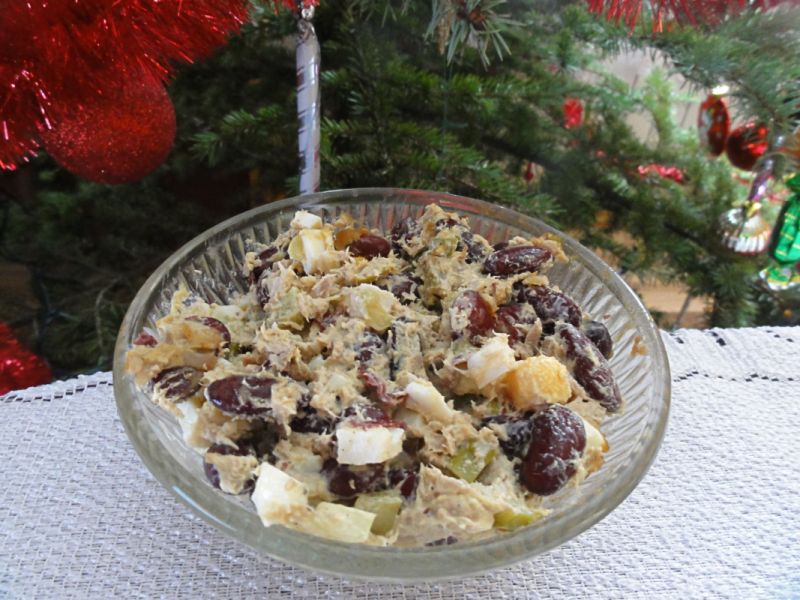 Sałatka z tuńczyka z czerwoną fasolą