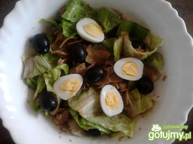 Sałatka z tuńczyka z sałata rzymską