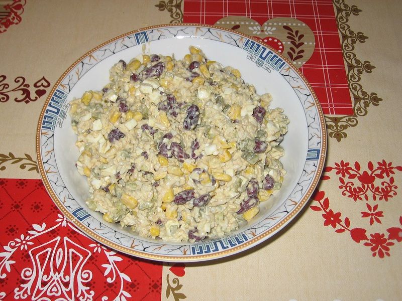 Sałatka z tuńczykiem, fasolą i ryżem Sałatka z tuńczykiem, fasolą i ryżem