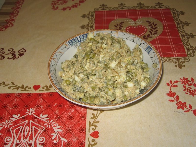 Sałatka z tuńczykiem, groszkiem i ryżem