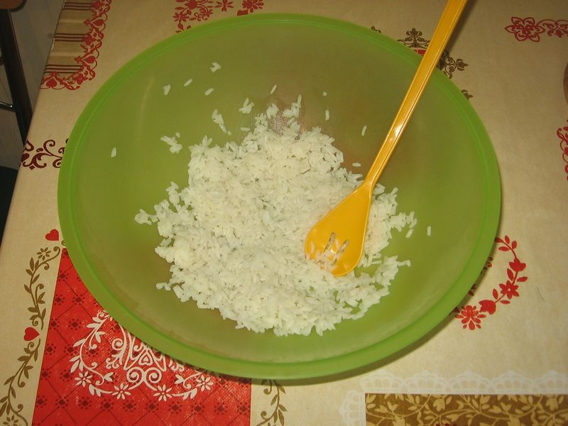 Sałatka z tuńczykiem, groszkiem i ryżem